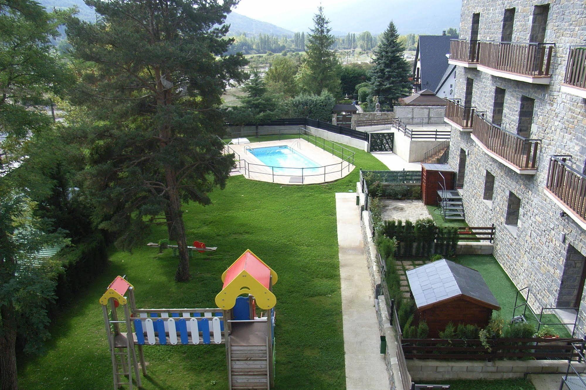 Roca Nevada Suites Villanúa Екстериор снимка